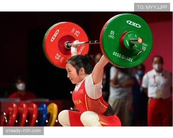 廖秋云训练完啃鸡腿的样子，真的很难和举重台上那个狠人联系起来