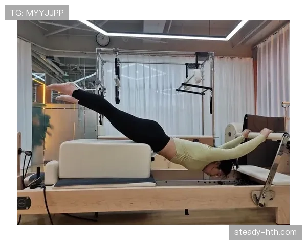 郑思维训练完直接瘫在场边啃香蕉，这自律和松弛感谁懂啊